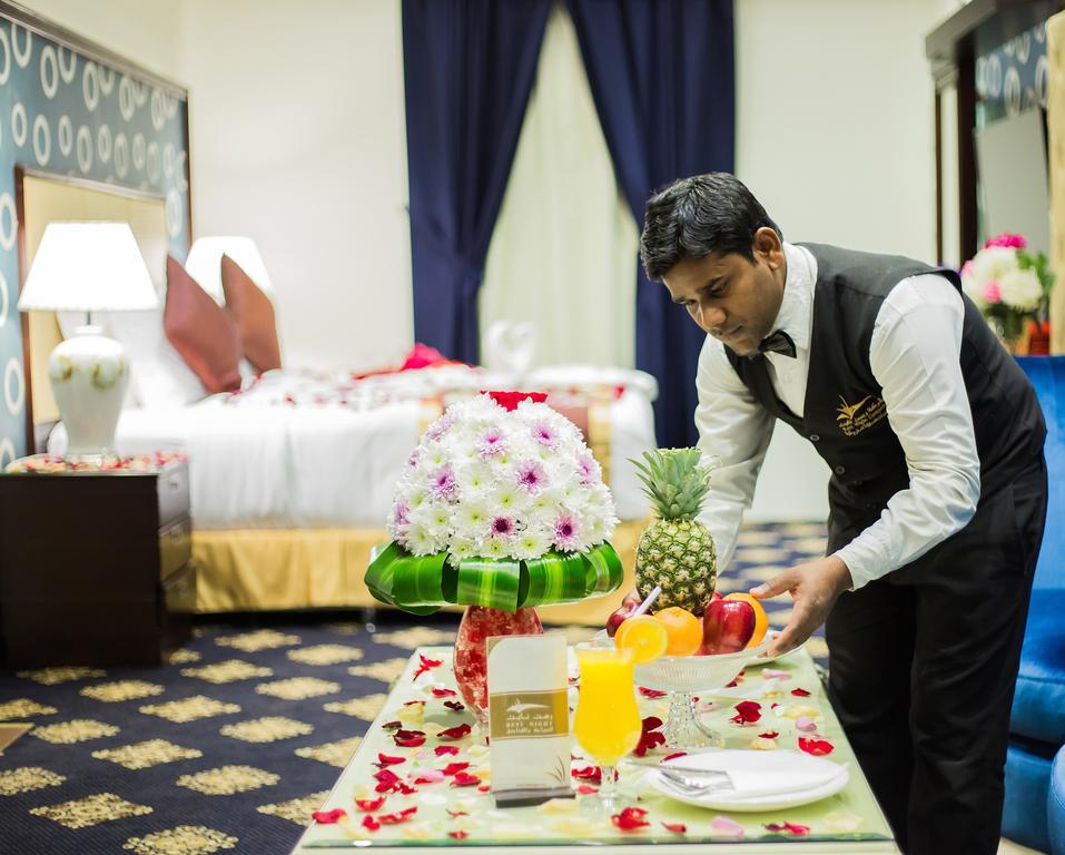 Rest Night Serviced Apartments- Alhamra Riyadh Eksteriør billede A room service attendant at work
