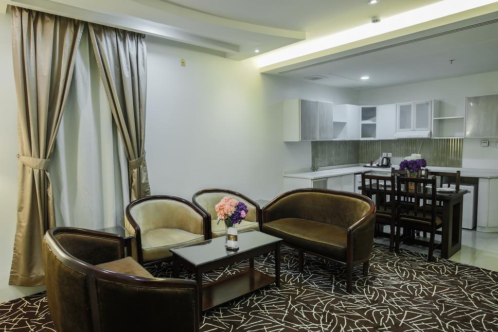 Rest Night Serviced Apartments- Alhamra Riyadh Eksteriør billede A living room in a typical apartment
