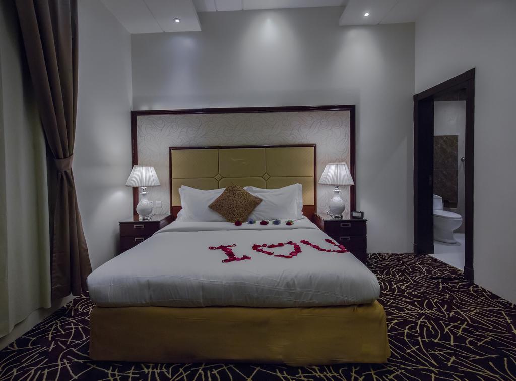 Rest Night Serviced Apartments- Alhamra Riyadh Eksteriør billede A bedroom in the hotel