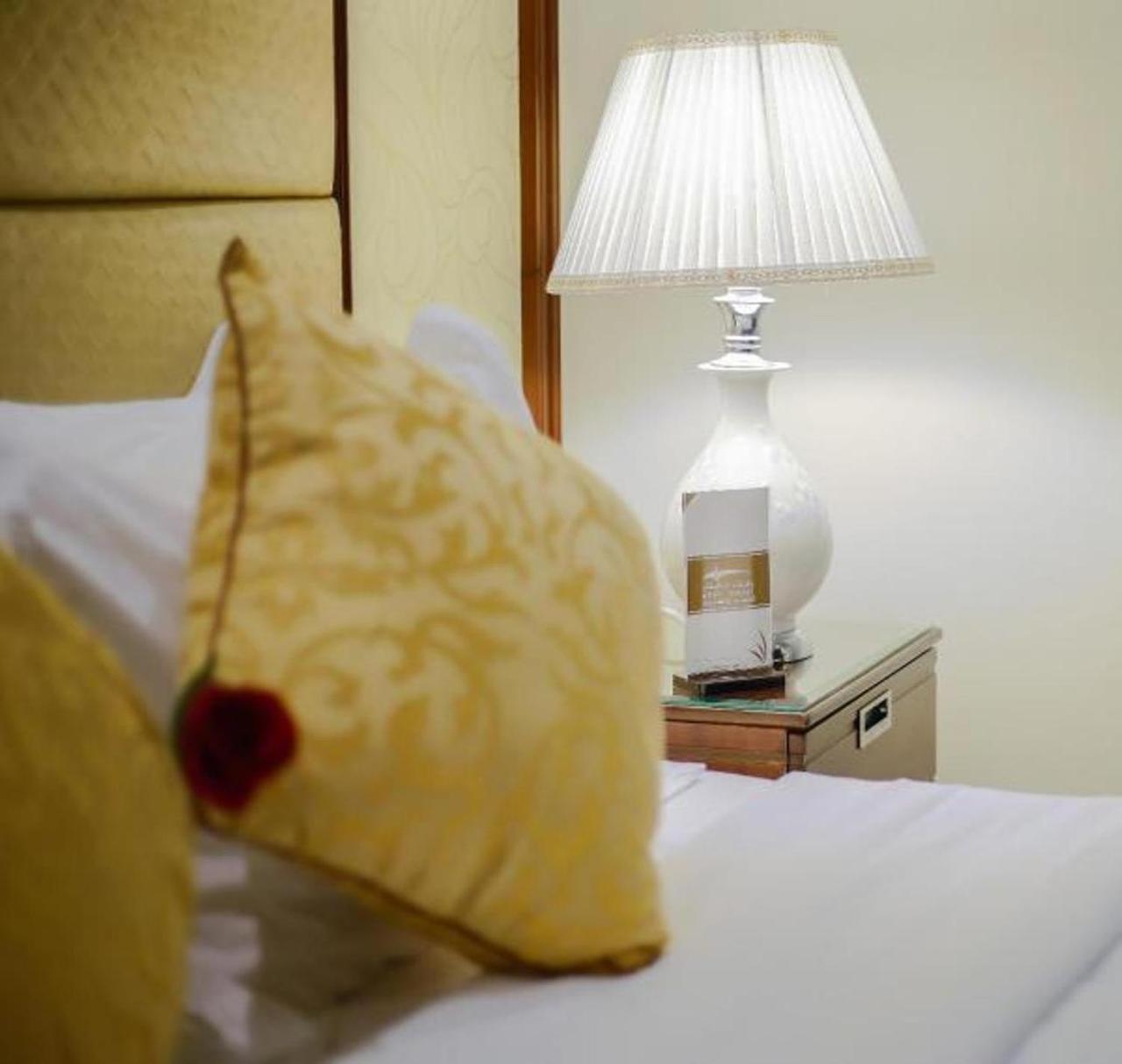 Rest Night Serviced Apartments- Alhamra Riyadh Eksteriør billede A lamp on a bedside table